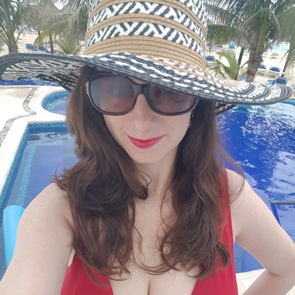 Meet your Posher, Marcelle - Picture 3 of 3